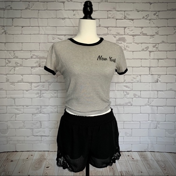 4 for $20 🖤 FOREVER 21 Lace Trim Shorts - Picture 3 of 5